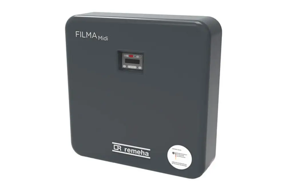 Graues Wasserfiltrationsmodul mit Display, hergestellt von Remeha. Es zeigt einen Statusindikator und hat eine quadratische Form.